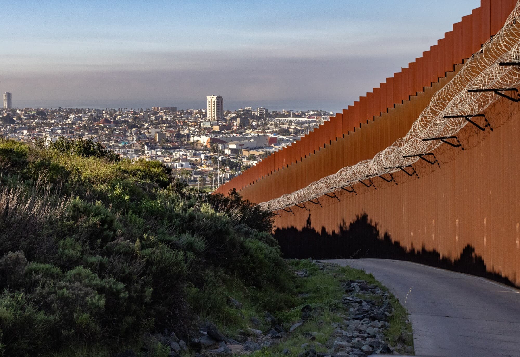 El muro fronterizo de Estados Unidos visto desde las afueras de San Diego, el 20 de enero de 2026. (John Fredricks/The Epoch Times).