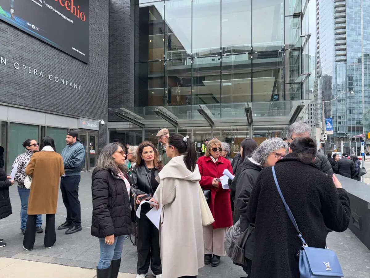 <em>Espectadores que llegaron a la función de Shen Yun esperan al exterior del Four Seasons Centre for the Performing Arts en Toronto tras la cancelación de del espectáculo por una falsa amenaza de bomba el 1 de abril de 2026 en Toronto, Canadá. (Teng Dongyu/The Epoch Times)</em>