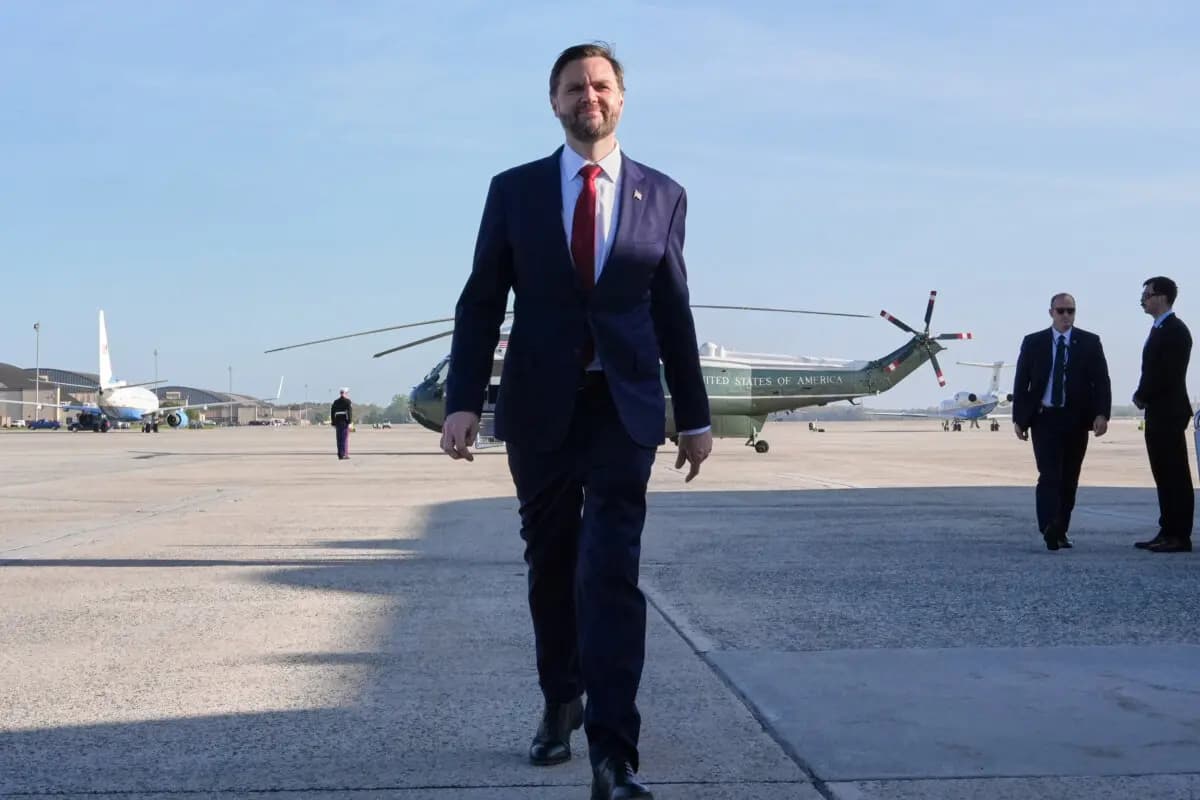 El vicepresidente JD Vance camina para hablar con los periodistas antes de abordar el Air Force Two en la Base Conjunta Andrews, Maryland, el 10 de abril de 2026, mientras parte hacia Pakistán para mantener conversaciones sobre Irán. (Jacquelyn Martin/Pool/AFP vía Getty Images)
