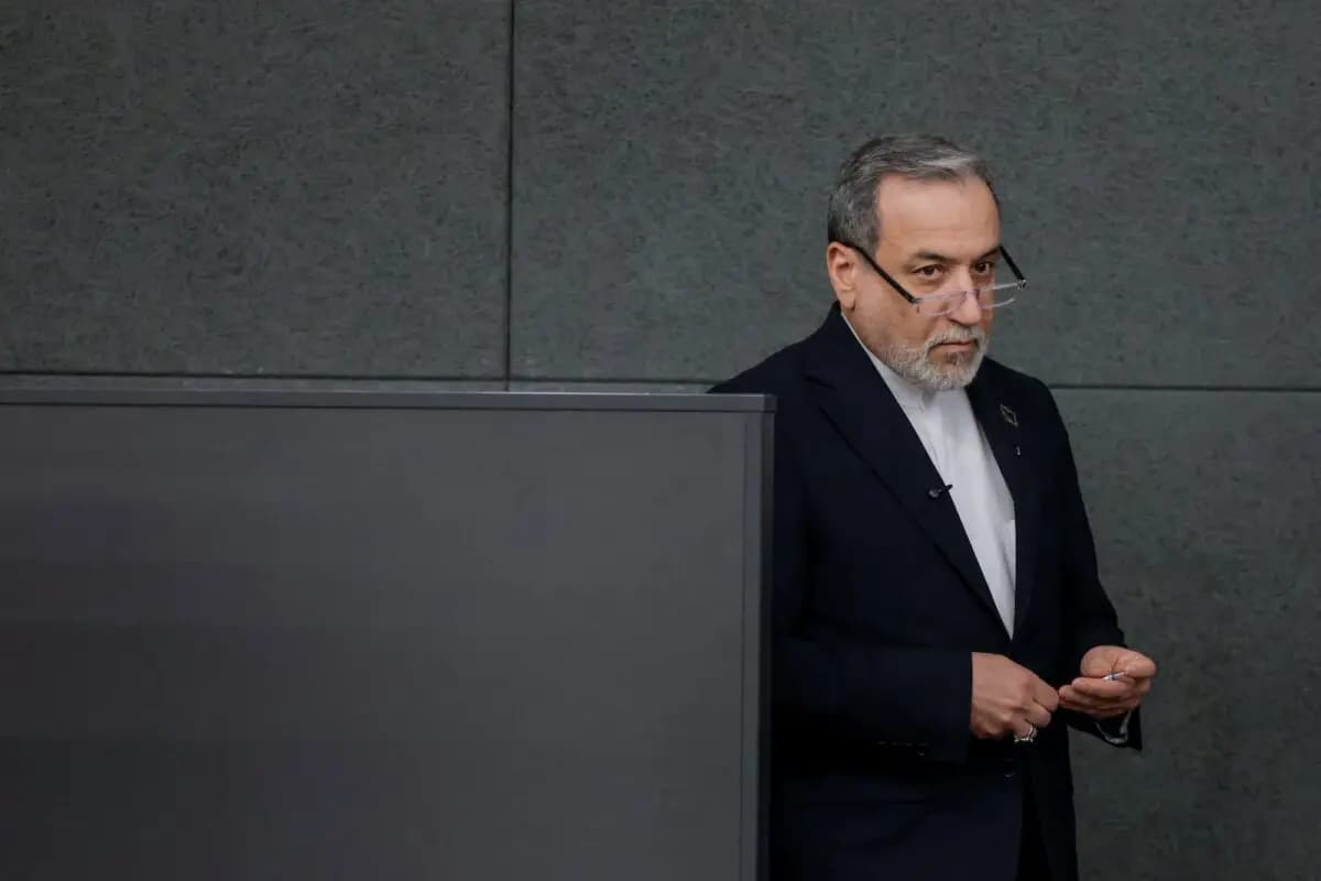 El ministro de Asuntos Exteriores de Irán, Abbas Araghchi, pronuncia un discurso durante una sesión de la Conferencia de Desarme de las Naciones Unidas, al margen de una segunda ronda de conversaciones entre Estados Unidos e Irán, en Ginebra, Suiza, el 17 de febrero de 2026. (Valentin Flauraud/AFP vía Getty Images)