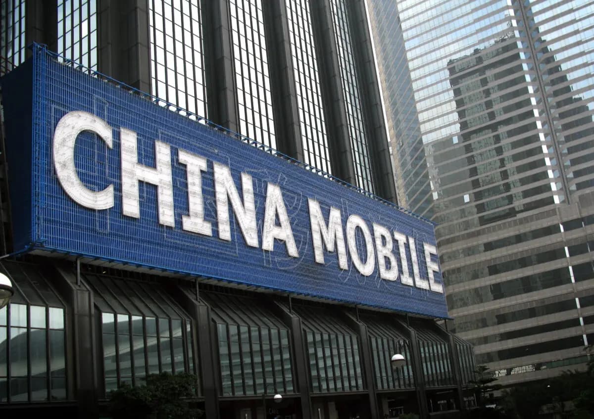 <em>Un gran cartel publicitario de China Mobile en un edificio en Hong Kong el 14 de marzo de 2010. (Daniel Sorabji/AFP vía Getty Images)</em>