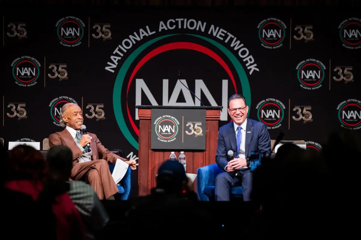 El gobernador de Pensilvania, Josh Shapiro (R), habla con el reverendo Al Sharpton durante la Convención de la National Action Network (NAN) en Nueva York el 8 de abril de 2026. (Angelina Katsanis/Foto AP)