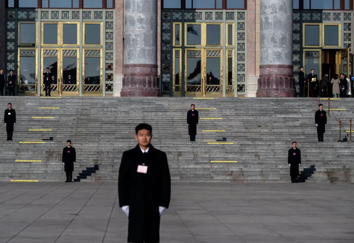 Los guardias de seguridad se paran fuera de la Conferencia Consultiva Política del Pueblo Chino (CPPCC) en el Gran Salón del Pueblo, en Beijing, el 11 de marzo de 2026. Kevin Frayer/Getty Imágenes