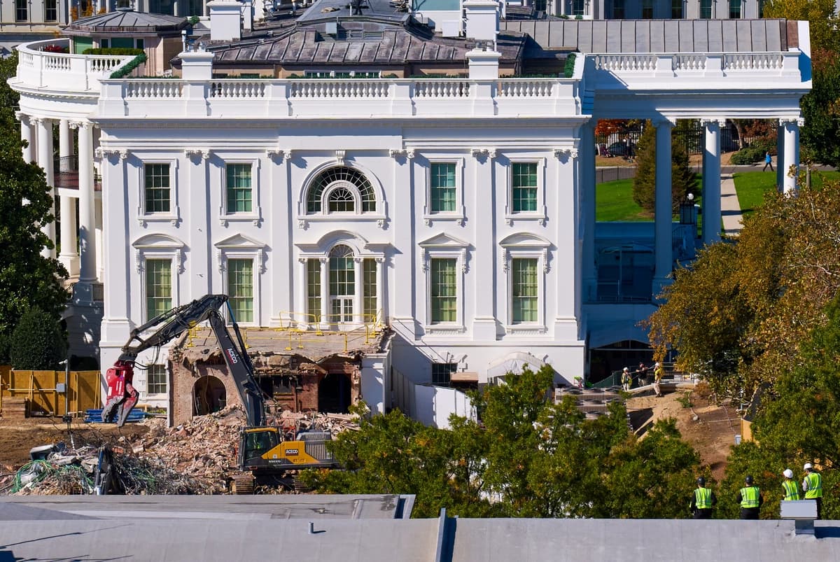 Trabajadores de la construcción, en la parte superior de los EE. UU. Tesorería, observe cómo continúa el trabajo en una parte en gran parte demolida del Ala Este de la Casa Blanca en Washington el 23 de octubre de 2025, antes de la construcción de un nuevo salón de baile. Jacquelyn Martin/Foto AP