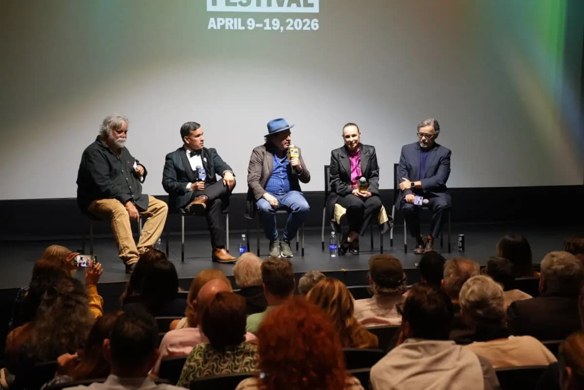 <em>Alina Fernández Revuelta, hija de Fidel Castro, responde preguntas del público sobre su documental, que narra sus experiencias y las de otros expatriados que sobrevivieron al régimen comunista cubano. La película, titulada "La hija de la revolución", se estrenó en Miami, Florida, el 10 de abril de 2026. (Troy Myers/The Epoch Times).</em>