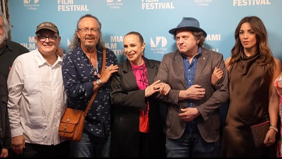 <em>Alina Fernández Revuelta, hija de Fidel Castro, posa con otros miembros del equipo del documental "La hija de la revolución". La película se estrenó en Miami, Florida, el 10 de abril de 2026. (Troy Myers/The Epoch Times).</em>