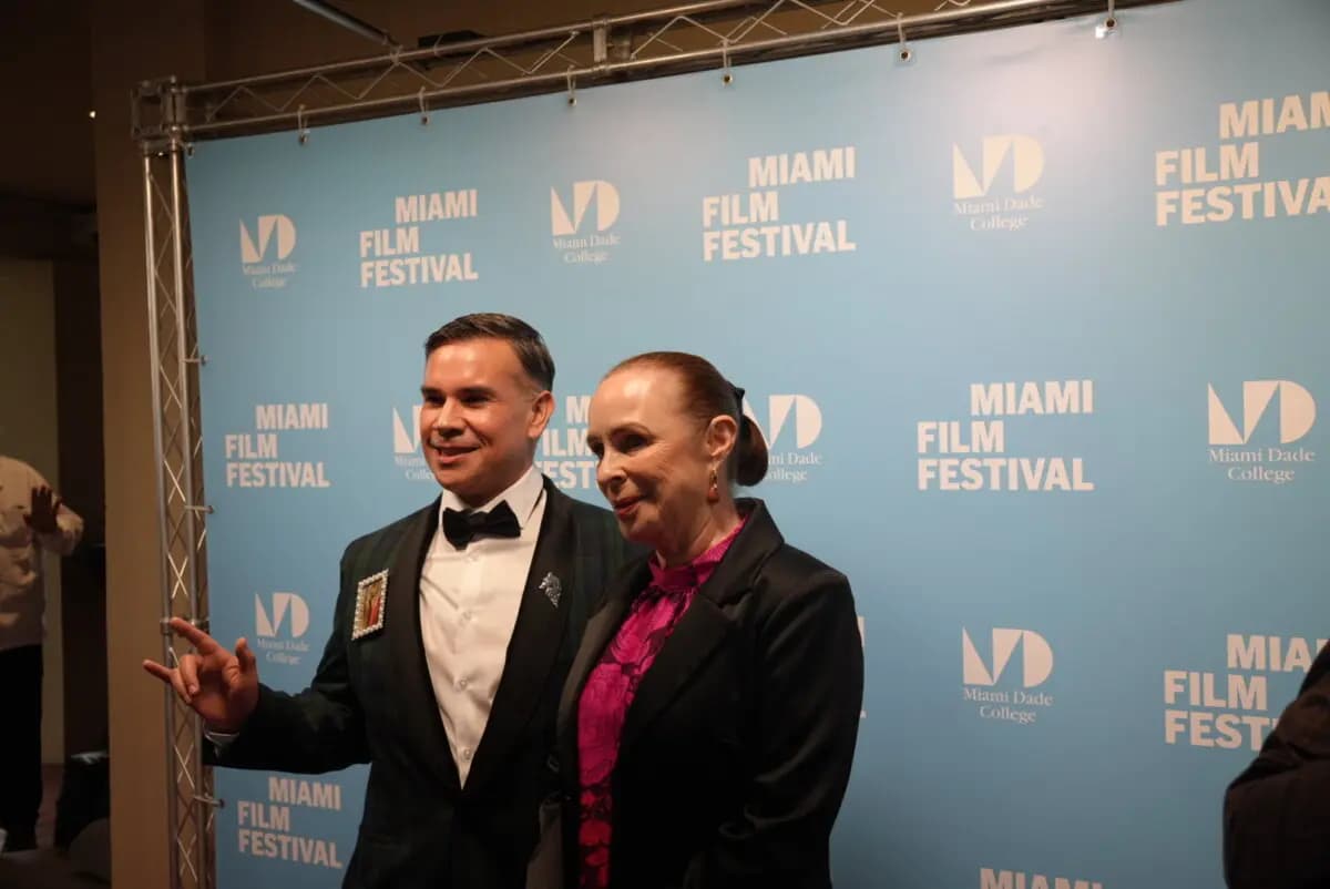 <em>Alina Fernández Revuelta, hija de Fidel Castro, es una crítica abierta de su padre. Su documental, que la retrata a ella y a otros expatriados afectados por el régimen comunista cubano, se estrenó en Miami, Florida, el 10 de abril de 2026. (Troy Myers/The Epoch Times).</em>