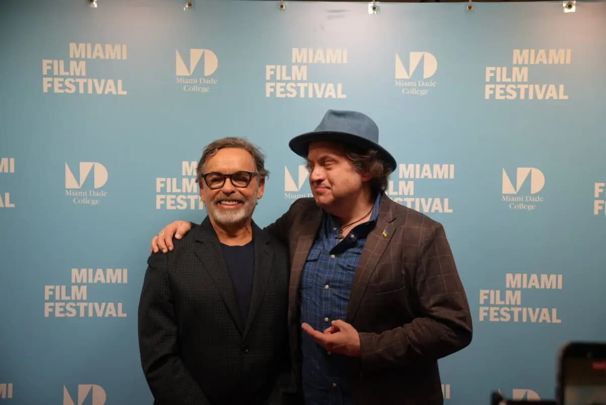 <em>El director Thaddeus Matula (derecha) posa en la alfombra roja antes del estreno de su película "La hija de la revolución". El filme narra la historia de la hija de Fidel Castro y otras personas que se oponen al régimen comunista cubano. El documental se estrenó en Miami, Florida, el 10 de abril de 2026. (Troy Myers/The Epoch Times).</em>