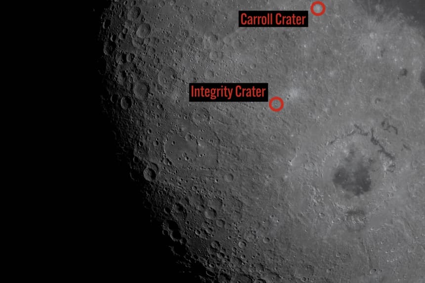 La NASA comparte una imagen de la Luna que identifica los dos cráteres nombrados por la tripulación de Artemis II, el 6 de abril de 2026. (Cortesía de la NASA)
