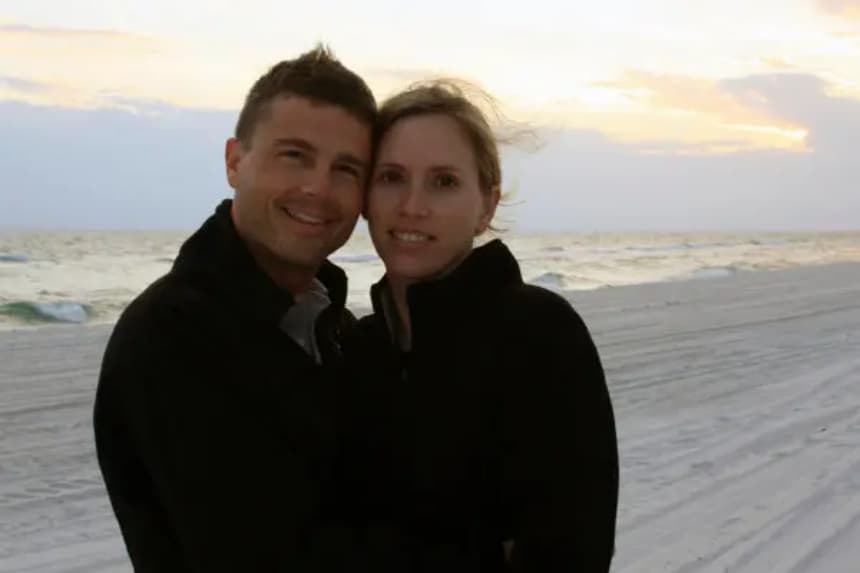 El astronauta de la NASA Reid Wiseman (izquierda) aparece en una foto sin fecha junto a su difunta esposa, Carroll Taylor Wiseman. (NASA/Familia Wiseman)