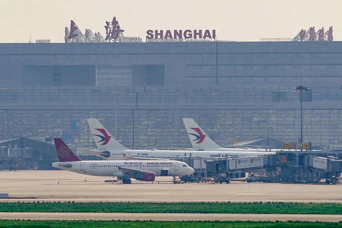 Se ven aviones de China Eastern Airlines estacionados en la pista del Aeropuerto Internacional de Hongqiao en Shanghái, China, el 4 de junio de 2020. (Aly Song/Reuters)