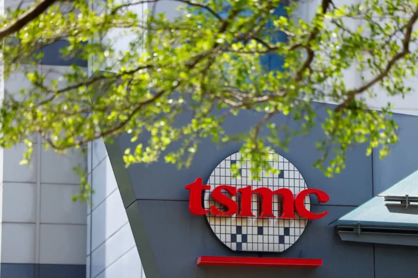 El logotipo de Taiwan Semiconductor Manufacturing Co. se muestra en un edificio en Hsinchu, Taiwán, el 15 de abril de 2025. (Ann Wang/Reuters)