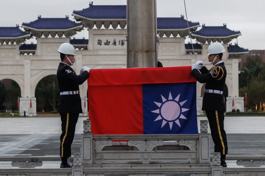 La bandera nacional de Taiwán es izada durante una ceremonia de izada de bandera a primera hora de la mañana, después de que el Ejército Popular de Liberación de China anunciara que llevaría a cabo maniobras con fuego real en cinco zonas marítimas y del espacio aéreo designadas alrededor de Taiwán, en Taipéi, el 30 de diciembre de 2025. (Cheng Yu-chen/AFP vía Getty Images)