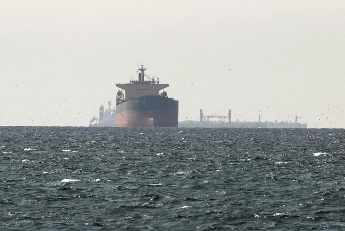 Petroleros navegan por el Golfo, cerca del estrecho de Ormuz, vistos desde el norte de Ras al-Khaimah, cerca de la frontera con la provincia de Musandam (Omán), en medio del conflicto entre Estados Unidos e Israel con Irán, en los Emiratos Árabes Unidos, el 11 de marzo de 2026. (Reuters).