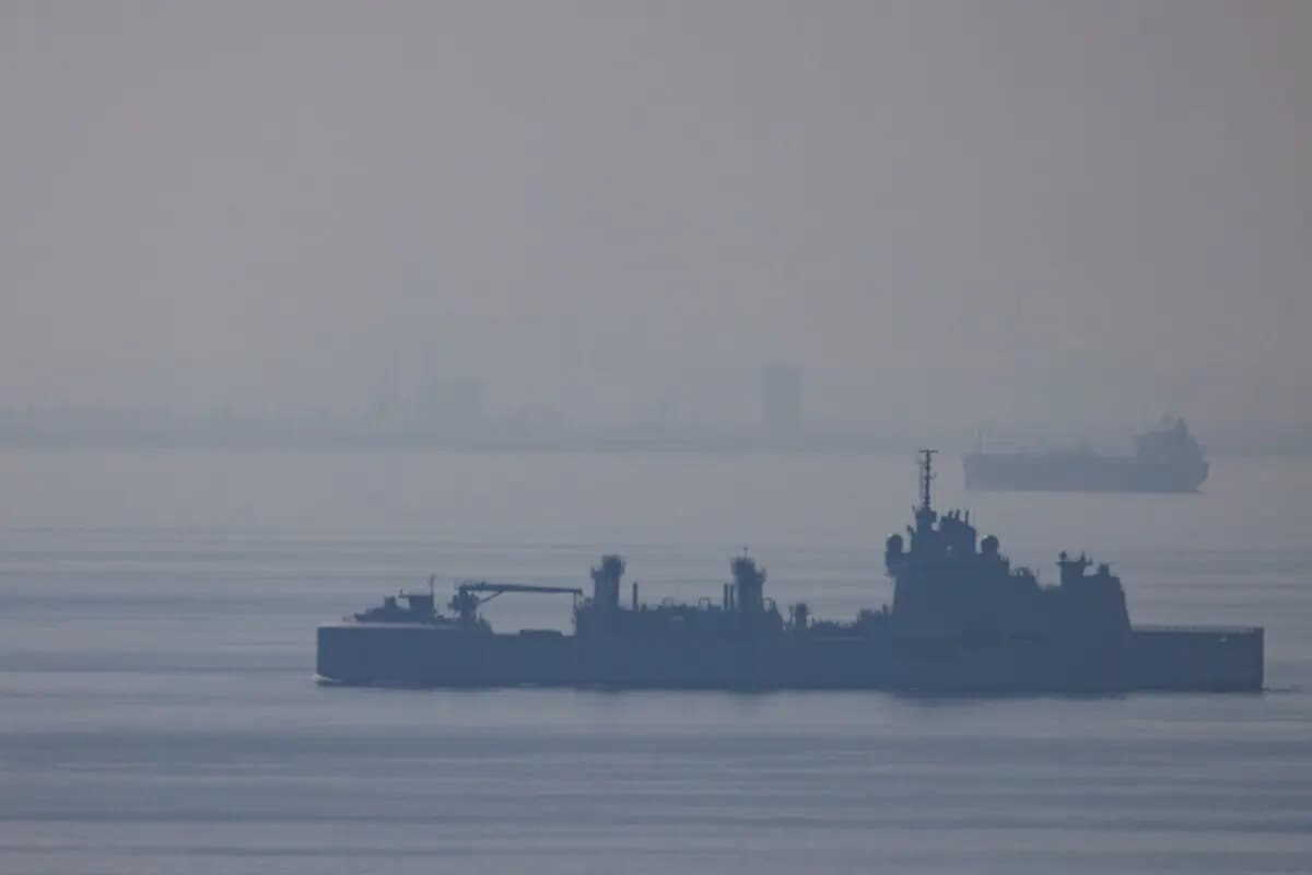 Un buque que se cree que es el FS Jacques Chevalier, de la Armada francesa (Marine Nationale), se dirige hacia el estrecho de Bab el Mandeb en Tadjoura, Yibuti, el 20 de enero de 2024. (Luke Dray/Getty Images).