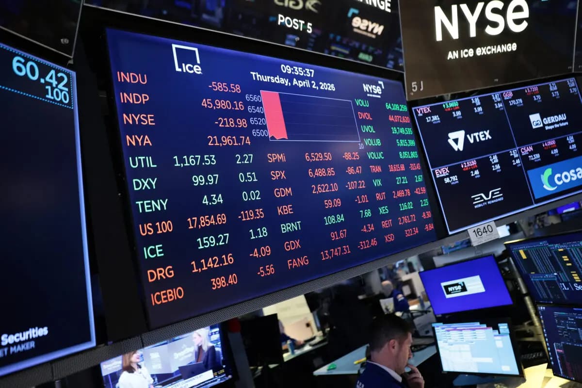 Las cifras bursátiles se muestran mientras los operadores trabajan en el parqué de la Bolsa de Nueva York el 2 de abril de 2026. (Michael M. Santiago/Getty Images).
