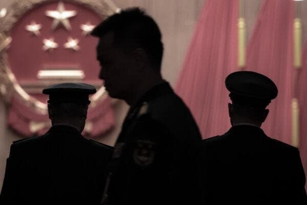 Miembros de la delegación militar china llegan a la sesión de clausura de la Asamblea Popular Nacional, un mero trámite, en el Gran Salón del Pueblo en Beijing el 12 de marzo de 2026. (Kevin Frayer/Getty Images)