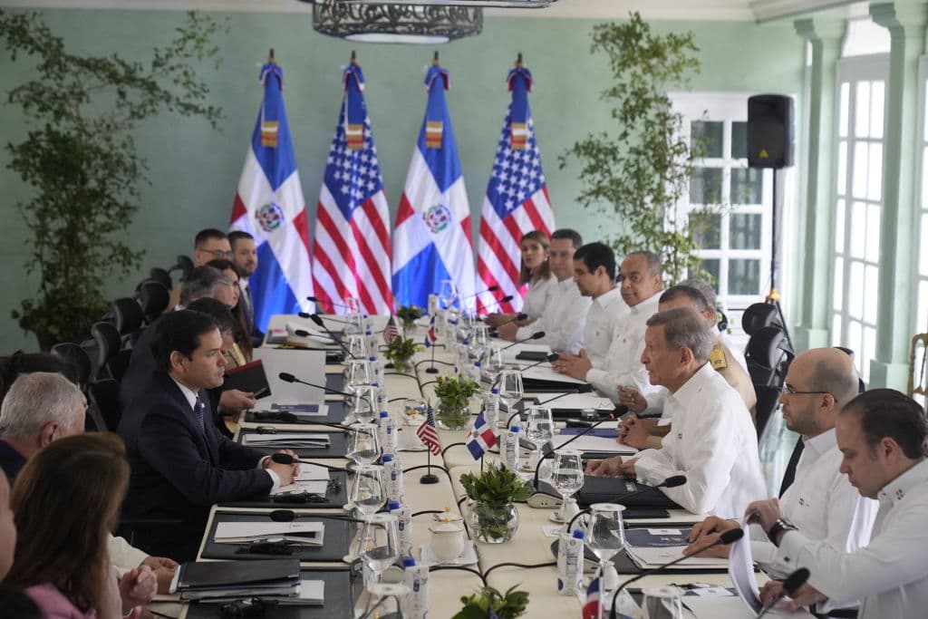 <em>El secretario de Estado estadounidense, Marco Rubio (izquierda), asiste a una reunión con el ministro de Relaciones Exteriores de la República Dominicana, Roberto Álvarez (derecha), en el Palacio Nacional de Santo Domingo, República Dominicana, el 6 de febrero de 2025. (Foto de Mark Schiefelbein / POOL / AFP) (Foto de MARK SCHIEFELBEIN/POOL/AFP vía Getty Images)</em>