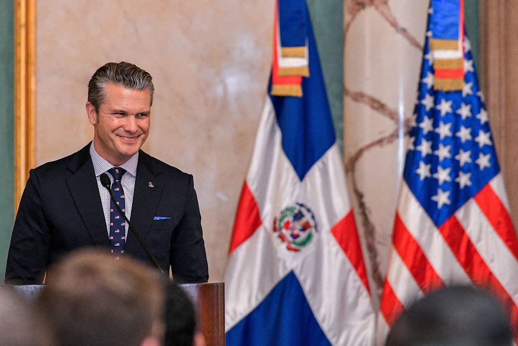 <em>El secretario de Defensa de Estados Unidos, Pete Hegseth, sonríe durante una conferencia de prensa en el Palacio Nacional de la República Dominicana en Santo Domingo el 26 de noviembre de 2025. La República Dominicana anunció ese mismo día que permitirá a Estados Unidos utilizar una base aérea y un aeropuerto como parte de sus controvertidas operaciones contra presuntos narcotraficantes, que han dejado más de 80 muertos. (Foto de Felix Leon / AFP vía Getty Images)</em>