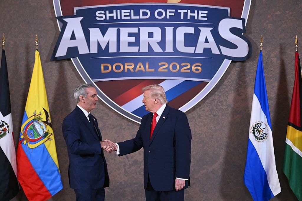 <em>El presidente de Estados Unidos, Donald Trump saluda al presidente de la República Dominicana, Luis Abinader (izquierda), al inicio de la Cumbre "Escudo de las Américas" en el Trump National Doral de Miami, Florida, el 7 de marzo de 2026, en la que una docena de líderes de derecha de América Latina y el Caribe debatieron temas sobre la región, desde el crimen organizado hasta la inmigración ilegal. (Foto de SAUL LOEB / AFP vía Getty Images)</em>