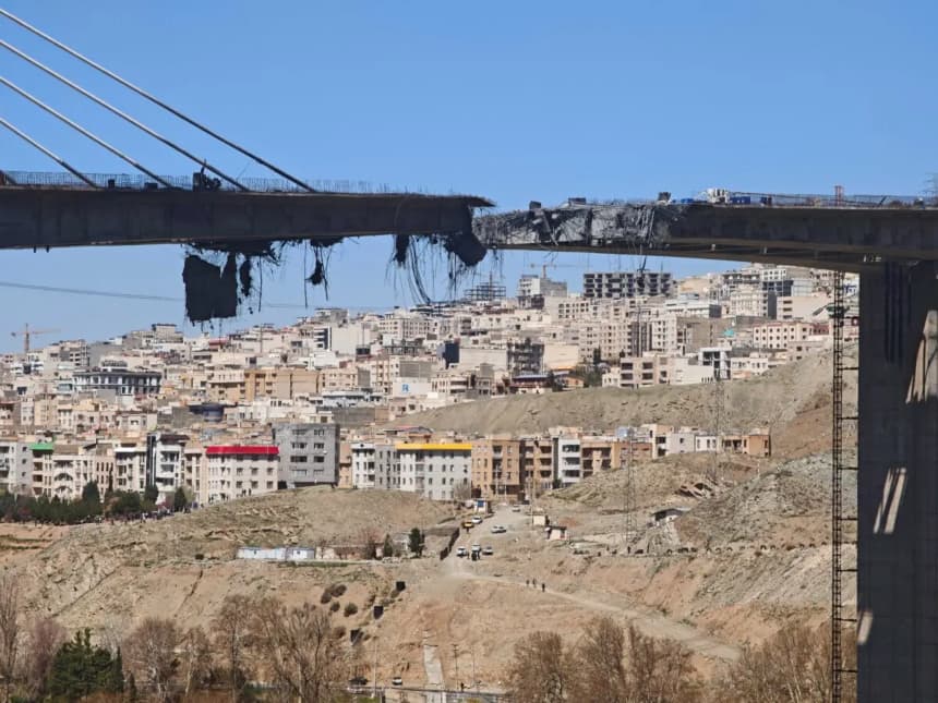 Hormigón y barras de refuerzo cuelgan de un puente B1 dañado, un día después de que fue destruido por un ataque aéreo, al oeste de Teherán, en Karaj (Irán), el 3 de abril de 2026. (Majid Saeedi/Getty Images)