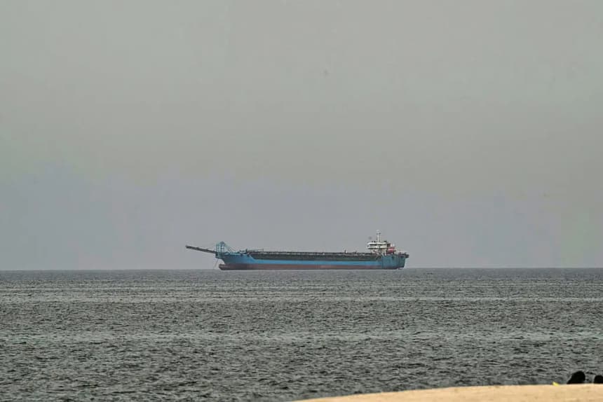 Un barco frente a la costa de Sharjah, al día siguiente del fracaso de las conversaciones de paz entre EE. UU. e Irán, el 13 de abril de 2026. (AFP vía Getty Images)