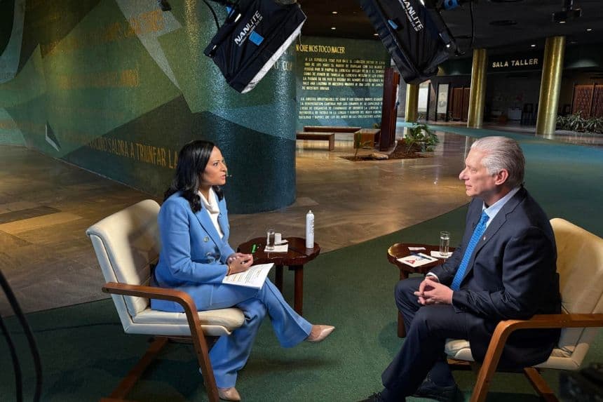 Fotografía del presidente de Cuba, Miguel Díaz-Canel (Dcha.), cedida por la cadena televisiva NBC, en una entrevista en la que aseguró que no renunciará a su cargo, en La Habana, Cuba. (EFE/ Kristen Welker/ NBC News)