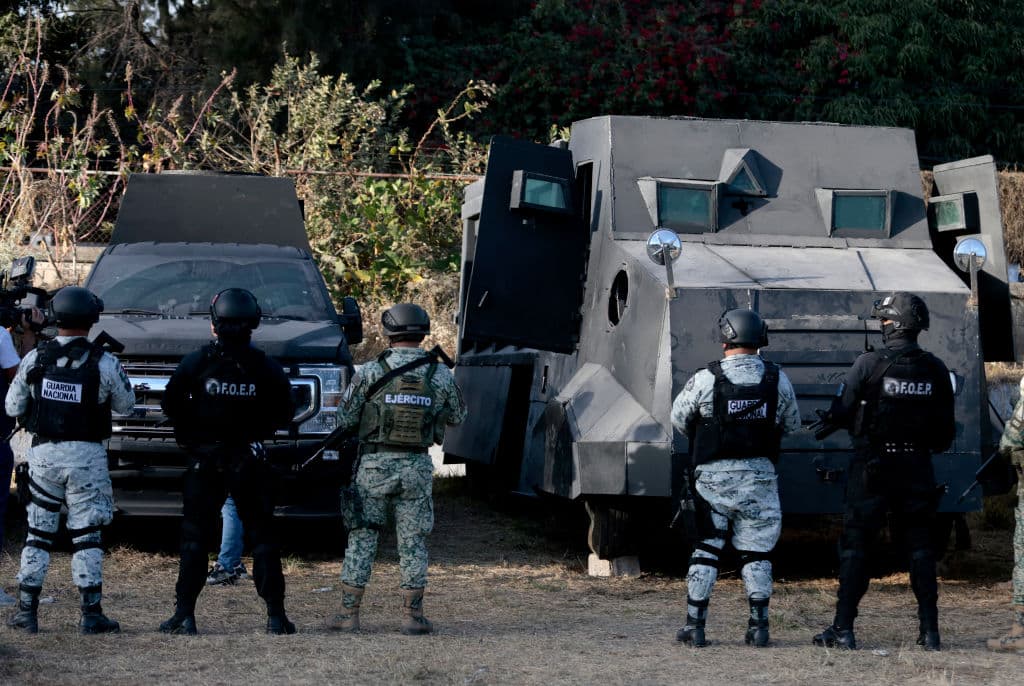 <em>Elementos del Ejército Mexicano, la Guardia Nacional y la Secretaría de Seguridad de Jalisco custodian dos de los cuatro vehículos blindados incautados a delincuentes en Tlaquepaque, estado de Jalisco, México, el 13 de febrero de 2025. Según las autoridades locales, durante un operativo conjunto contra cárteles de la droga, cuatro presuntos delincuentes fueron arrestados y se incautaron materiales para fabricar explosivos, precursores químicos, cámaras de videovigilancia, equipo táctico y varias armas de fuego en la región de las Tierras Altas del Norte del estado de Jalisco. (Foto de Ulises Ruiz/AFP vía Getty Images)</em>