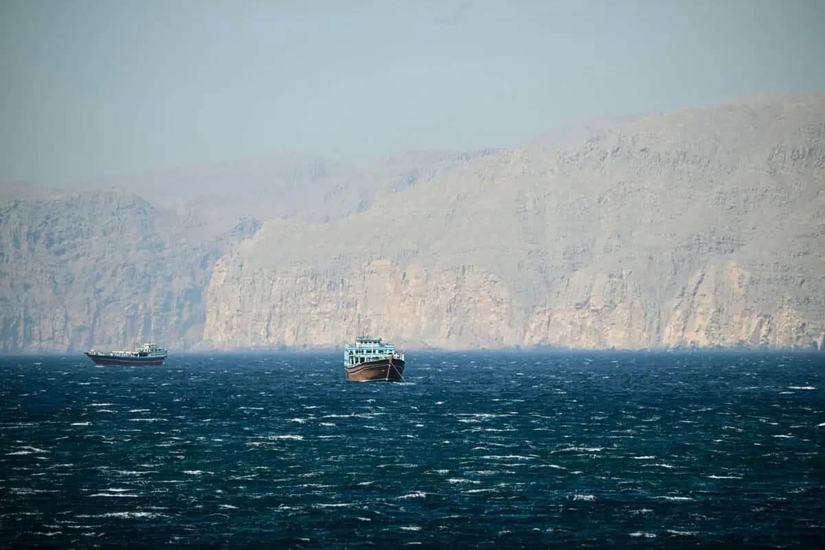 Dhows anclados frente a Khasab, en la península de Musandam, al norte de Omán, con vistas al estrecho de Ormuz, el 24 de junio de 2025. (Giuseppe Cacace/AFP vía Getty Images)