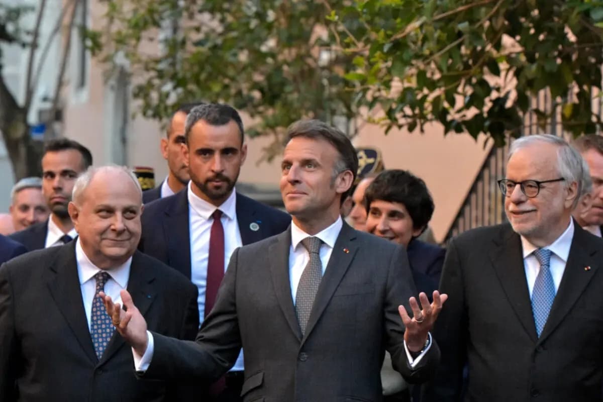 El presidente francés, Emmanuel Macron (C), pasea por el barrio de Trastevere con el fundador de la comunidad católica de caridad Sant'Egidio, Andrea Riccardi (D), en Roma, Italia, el 9 de abril de 2026. (Tiziana FABI/AFP vía Getty Images)