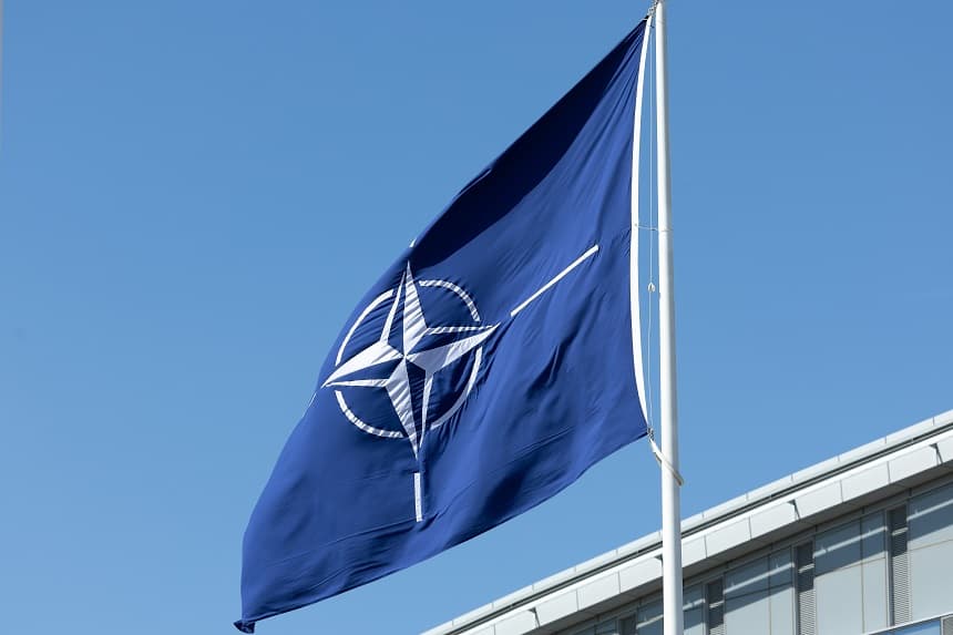 La bandera de la OTAN ondea en el edificio de la sede de la OTAN el 4 de abril de 2025 en Bruselas, Bélgica.(Omar Havana/Getty Images)