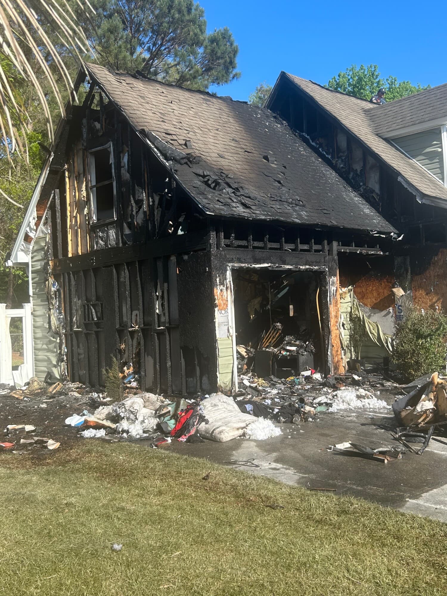 Los restos carbonizados de la casa de los Johnson. (Crédito: <a href="https://www.gofundme.com/f/59n5sc-support-our-family-after-the-house-fire" target="_blank" rel="noopener">GoFundMe</a>)
