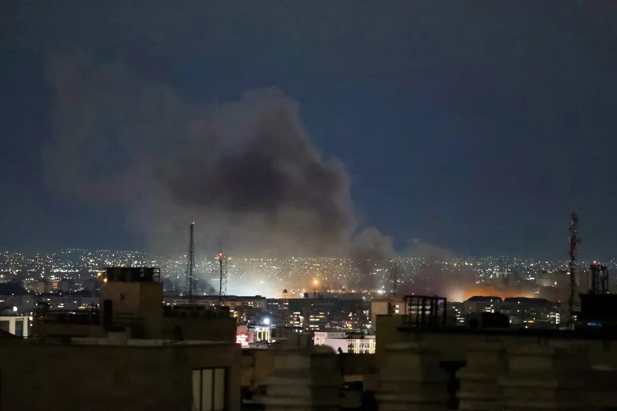 <em>Una columna de humo se eleva desde el lugar de un ataque en Teherán, Irán, el 28 de marzo de 2026. (Atta Kenare/AFP vía Getty Images)</em>
