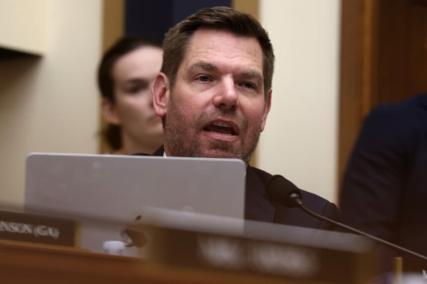 El representante Eric Swalwell (D-CA) interroga a la fiscal general de Florida, Pam Bondi, durante su testimonio ante el Comité Judicial de la Cámara el 11 de febrero de 2026 en Washington, D.C. Se espera que responda a preguntas sobre el delincuente sexual Jeffrey Epstein, investigaciones de Trump y tiroteos de ICE. (Win McNamee/Getty Images).