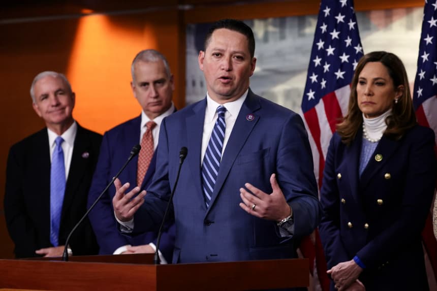 Acompañado por miembros de la Conferencia Hispana del Congreso, el copresidente, el representante Tony Gonzales (R-Texas), habla durante una conferencia de prensa en el Capitolio de Estados Unidos, el 1 de febrero de 2023. (Alex Wong/Getty Images)