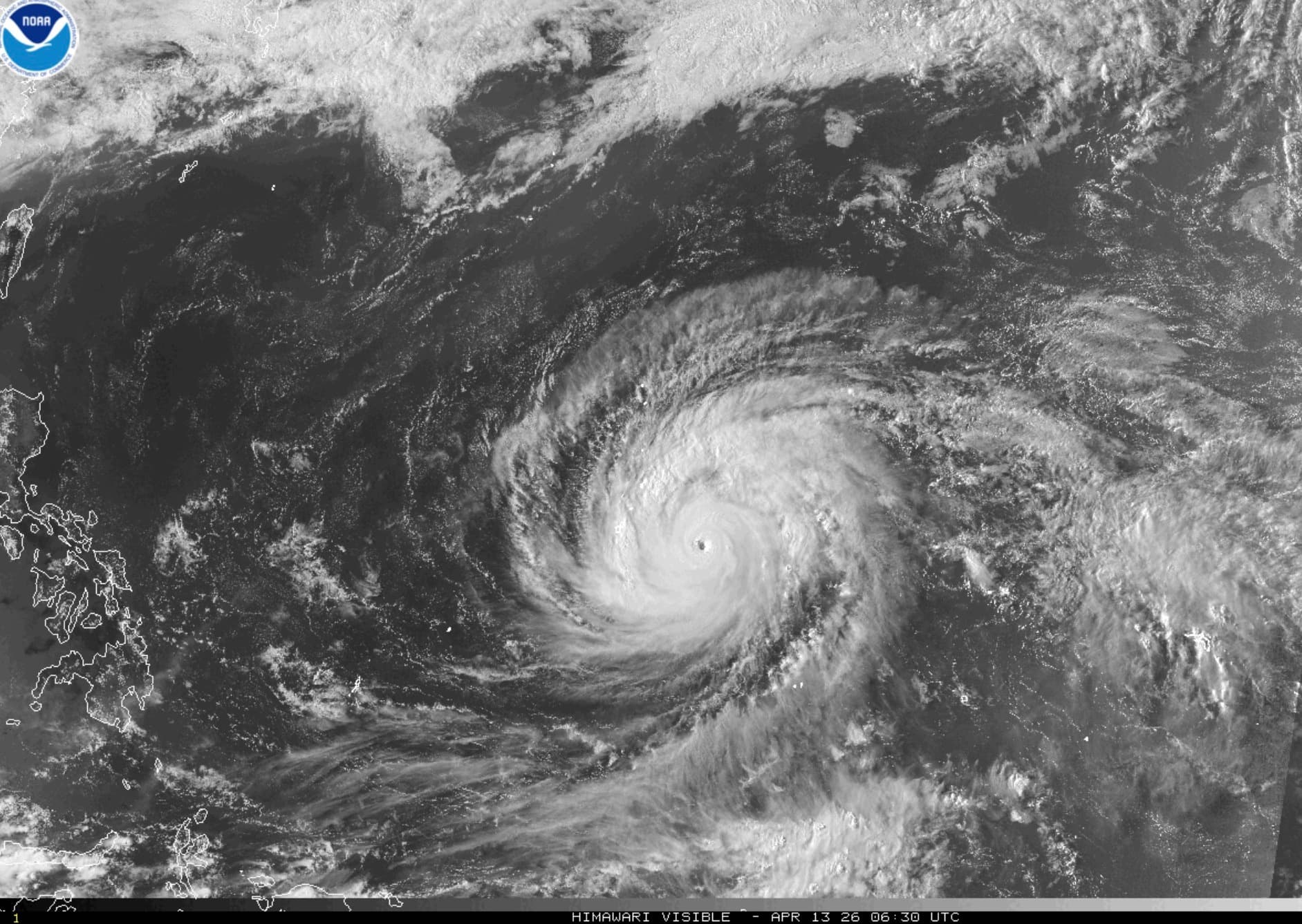 Esta imagen satelital, facilitada por la Administración Nacional Oceánica y Atmosférica (NOAA), muestra el supertifón Sinlakua en el océano Pacífico, el 13 de abril de 2026. (NOAA vía AP).