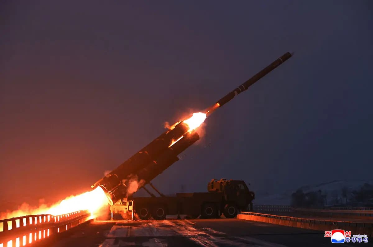 Una imagen facilitada por el régimen norcoreano muestra una prueba de un misil de crucero de largo alcance en el Mar Amarillo, frente a las costas de Corea del Norte, el 28 de diciembre de 2025. (Agencia Central de Noticias de Corea/Korea News Service vía AP).