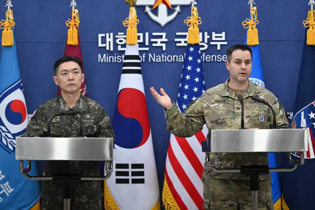 El coronel Jang Do-young (izquierda), director de relaciones públicas del Estado Mayor Conjunto de Corea del Sur, y el coronel del Ejército de Estados Unidos Ryan Donald, director de relaciones públicas del Mando de las Naciones Unidas, el Mando de Fuerzas Combinadas y las Fuerzas de Estados Unidos en Corea, durante una rueda de prensa sobre el ejercicio militar "Freedom Shield" entre Corea del Sur y Estados Unidos de 2026 en el Ministerio de Defensa de Seúl, Corea del Sur, el 25 de febrero de 2026. (Jung Yeon-je/Foto de pool vía AP).