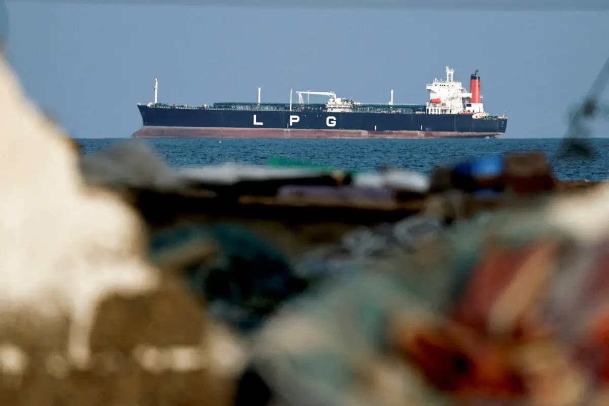 Un buque cisterna de GLP fondeado debido a la reducción del tráfico en el estrecho de Ormuz, en medio del conflicto entre Estados Unidos e Israel con Irán, en Shinas, Omán, el 11 de marzo de 2026. (Benoit Tessier/Reuters).