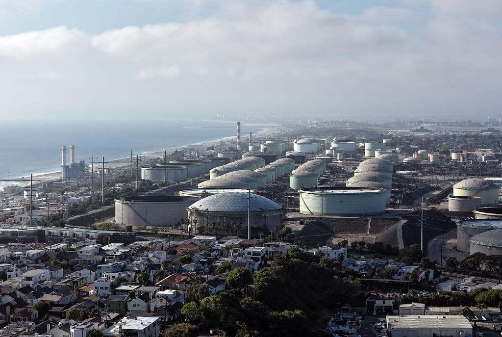 Una vista aérea muestra la refinería Chevron de El Segundo, una de las mayores instalaciones de procesamiento de petróleo de California, el 8 de abril de 2026, vista desde Manhattan Beach, California. (Mario Tama/Getty Images)