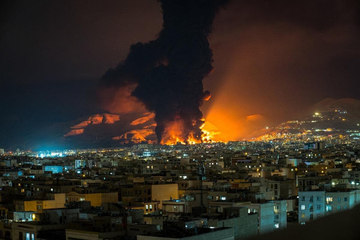 Humo y llamas se elevan en el lugar de los ataques aéreos contra un depósito de petróleo en Teherán el 7 de marzo de 2026. (Sasan/Middle East Images/AFP vía Getty Images)