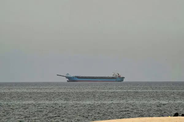 Se observa un barco frente a la costa de Sharjah, en los Emiratos Árabes Unidos, al día siguiente de las conversaciones de paz entre Estados Unidos e Irán, el 13 de abril de 2026. (AFP vía Getty Images).