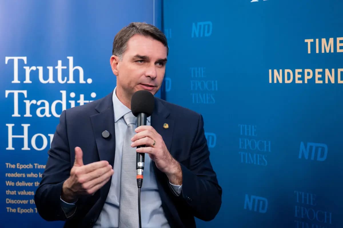El senador brasileño y candidato presidencial Flávio Bolsonaro en Grapevine, Texas, durante la Conferencia de Acción Política Conservadora, el 28 de marzo de 2026. (The Epoch Times).