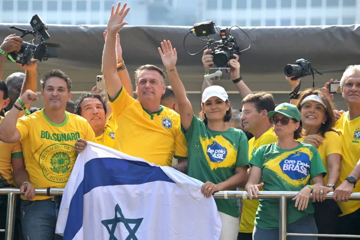 El expresidente brasileño Jair Bolsonaro (segundo por la izquierda) saluda a sus seguidores junto a su esposa, Michelle Bolsonaro, durante un mitin celebrado en São Paulo, Brasil, el 25 de febrero de 2024. (Nelson Almeida/AFP vía Getty Images).