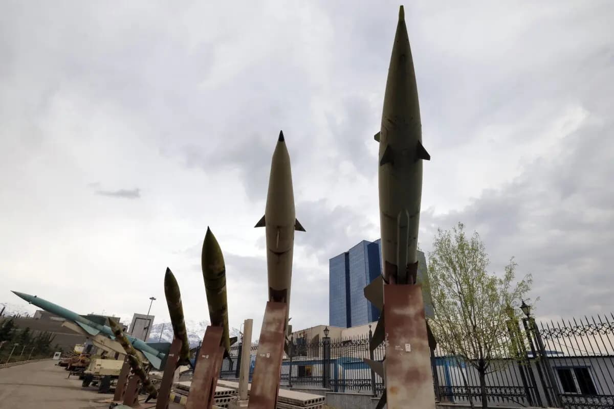 Maquetas de misiles iraníes expuestas fuera de un museo en Teherán, Irán, el 31 de marzo de 2026. (AFP vía Getty Images)