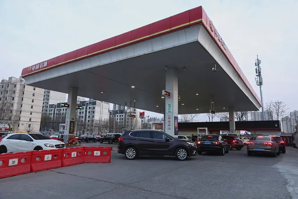 Los propietarios de coches hacen cola para repostar en una gasolinera de Beijing el 23 de marzo de 2026. La subida de los precios mundiales del petróleo se produce tras los continuos ataques militares en Irán, que han elevado el precio del barril por encima de los USD110 y han generado temores de problemas de suministro más generalizados en todo el mundo. (Lintao Zhang/Getty Images)
