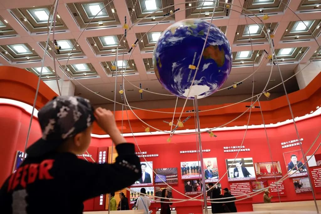 <em>Un niño observa el Sistema de Navegación por Satélite BeiDou en una exposición que conmemora el 40 aniversario de la reforma y apertura de China en el Museo Nacional de China en Beijing, el 27 de febrero de 2019. (Wang Zhao/AFP vía Getty Images).</em>