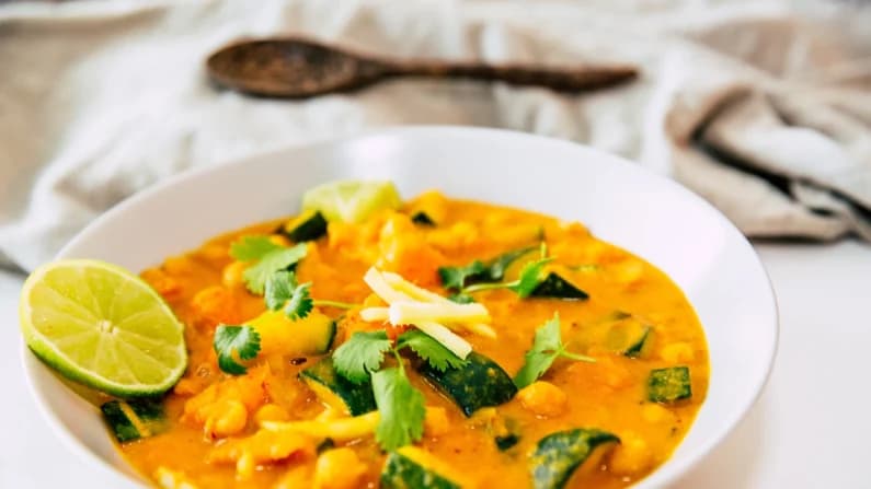Curry amarillo vegetariano antiinflamatorio con garbanzos, coco y hierbas, listo en menos de 30 minutos