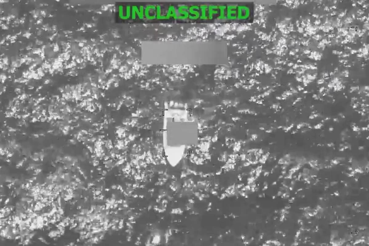 Fotograma de un video compartido por el Comando Sur (SOUTHCOM) de una embarcación narcoterrorista navegando por el Pacífico Oriental el 14 de abril. (SOUTHCOM vía X)