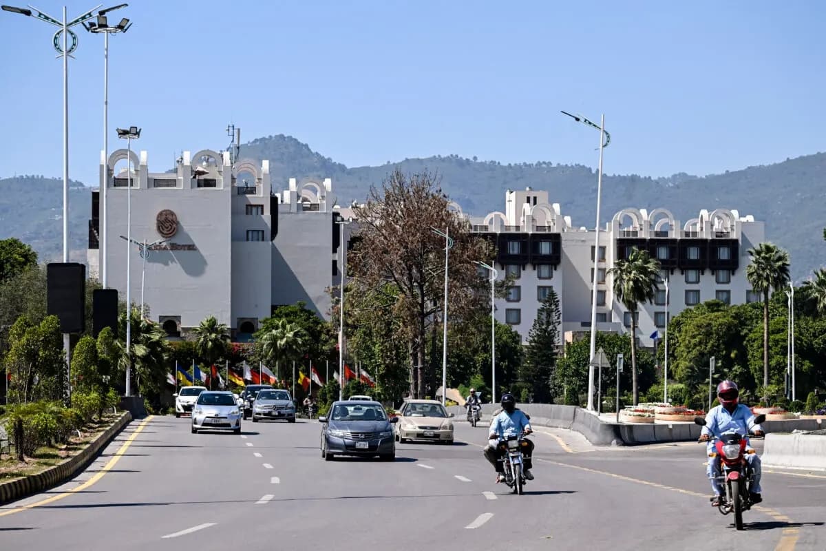 Los automovilistas pasan frente al Hotel Serena, el lugar donde Irán y Estados Unidos mantuvieron conversaciones de paz anteriormente en Islamabad, Pakistán, el 14 de abril de 2026. (Farooq Naeem/AFP vía Getty Images)